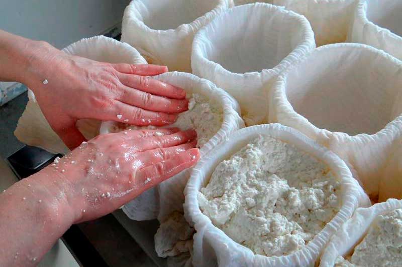 Mujer haciendo quesos de Benabarre